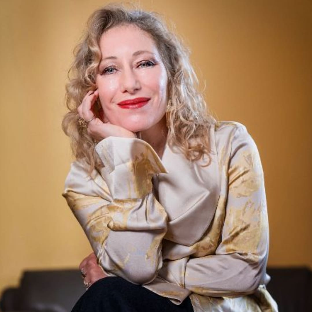 “Macchie di caffè sui miei libri”: la poesia intellettuale ed emotiva di Stefania Lucchetti Immagine